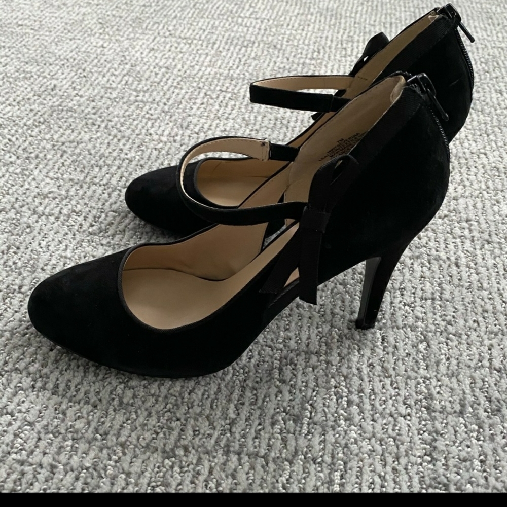Beautiful Black Bow Pumps!